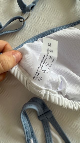 Bikini blanco con borde celeste