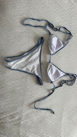 Bikini blanco con borde celeste