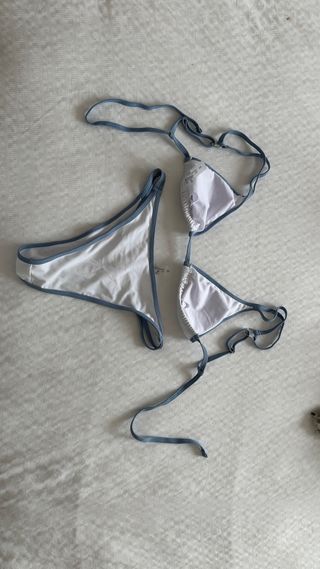 Bikini blanco con borde celeste