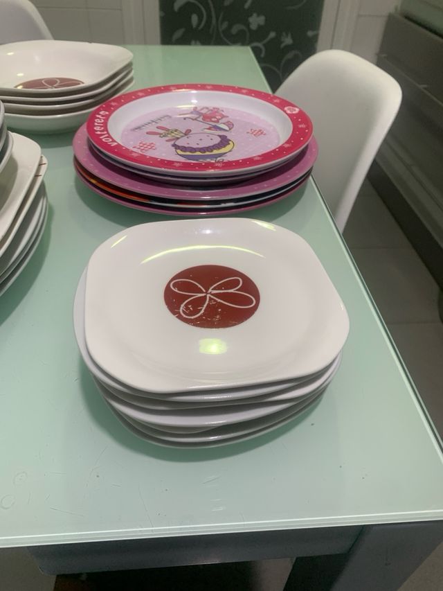 Vajilla cerámica y plástico buen estado