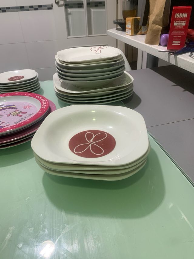 Vajilla cerámica y plástico buen estado