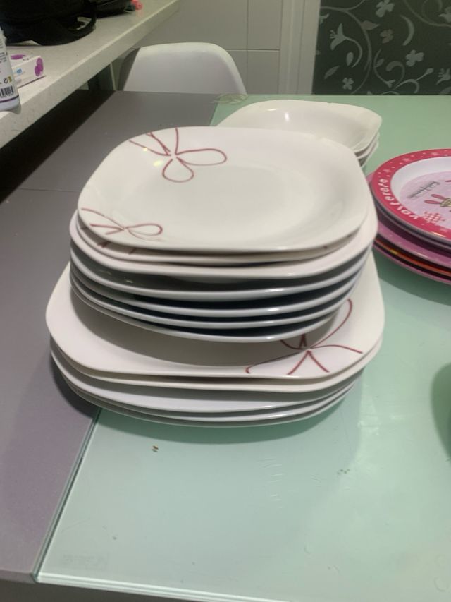 Vajilla cerámica y plástico buen estado