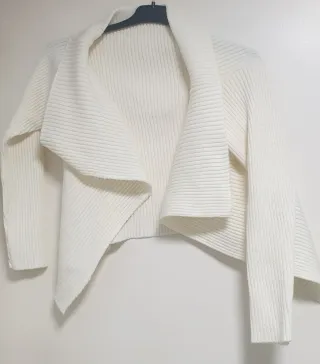 Rebeca corta mujer blanca