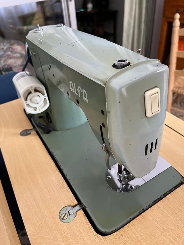 Máquina de coser eléctrica Alfa Rotomatic