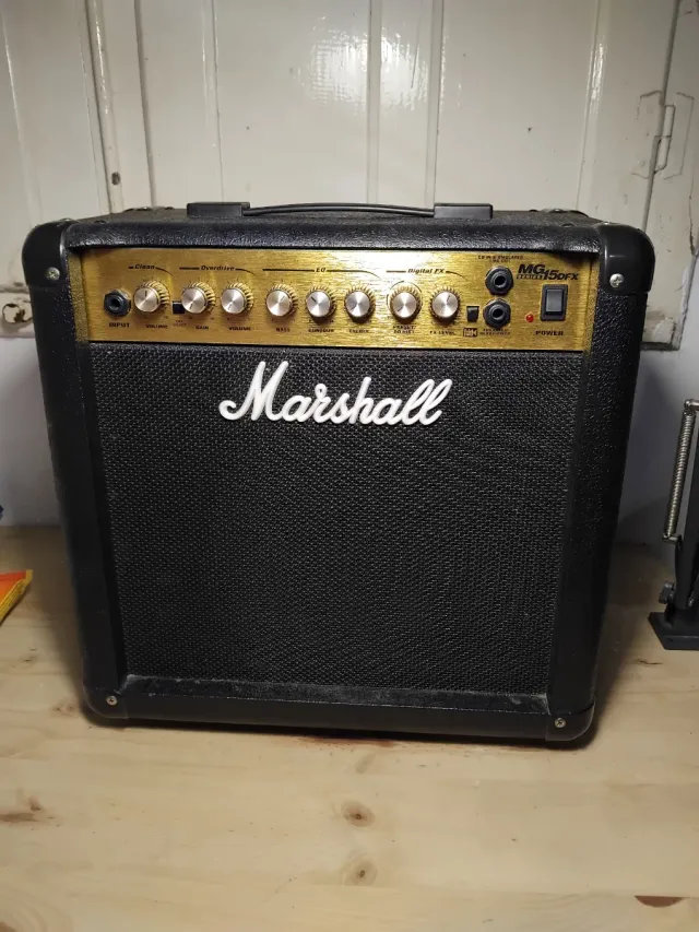 Amplificador Marshall MG15DFX Negro/Dorado