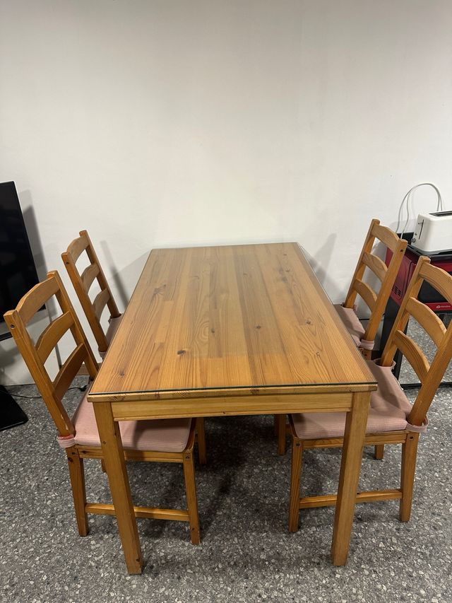 Mesa de madera con 4 sillas y cristal