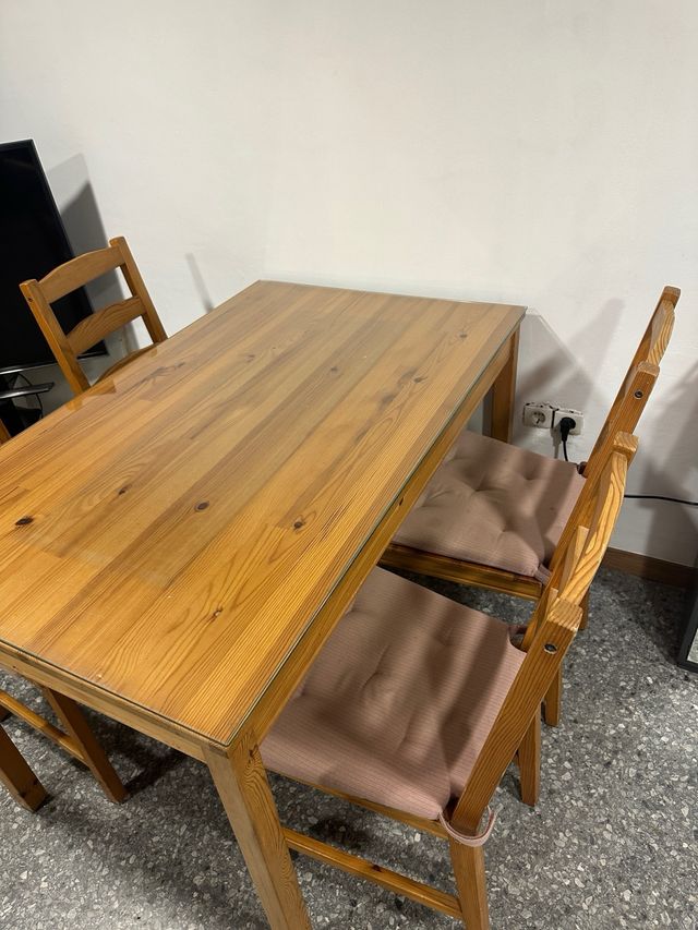 Mesa de madera con 4 sillas y cristal