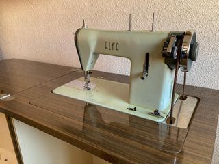 Máquina de coser Alfa antigua