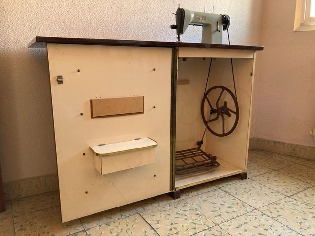 Vecchia macchina da cucire Alfa