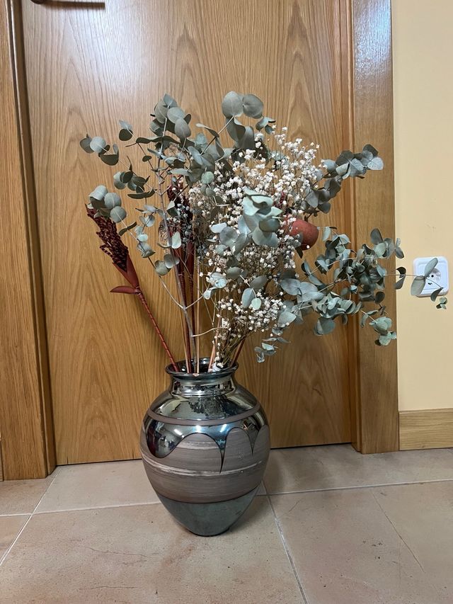 Jarrón de cerámica marrón y plateado