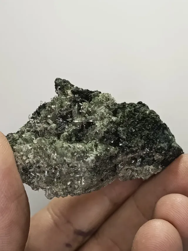 Mineral com cristais de clorite e quartzo