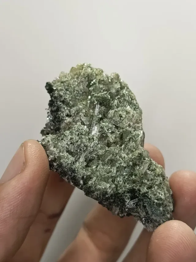 Mineral com cristais de clorite e quartzo