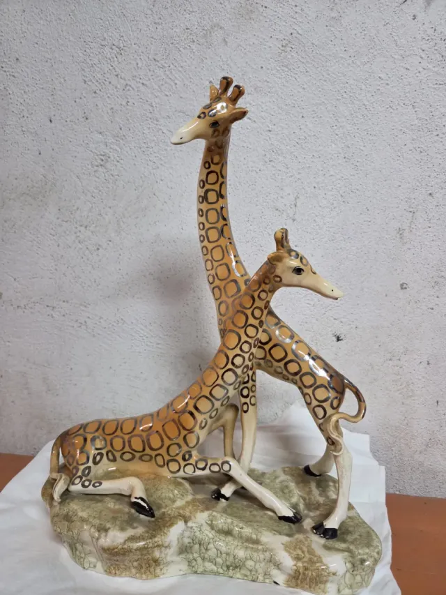 Figura di giraffa in porcellana