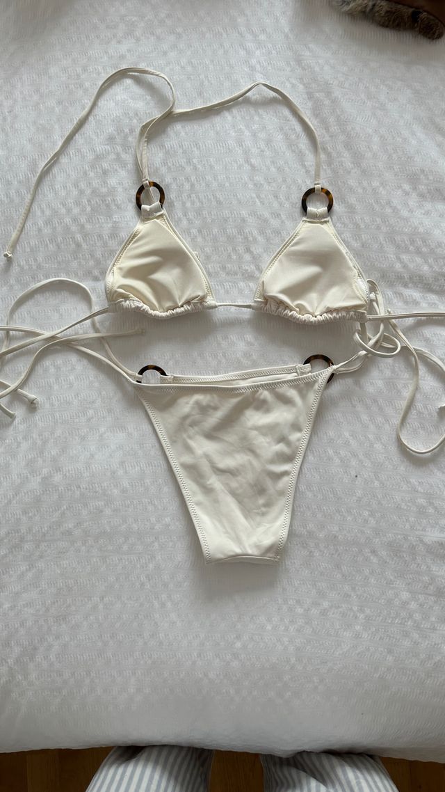 Bikini blanco con aros y lazos