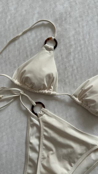 Bikini blanco con aros y lazos