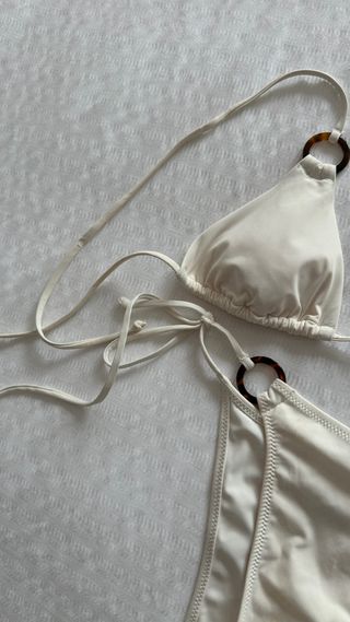 Bikini blanco con aros y lazos