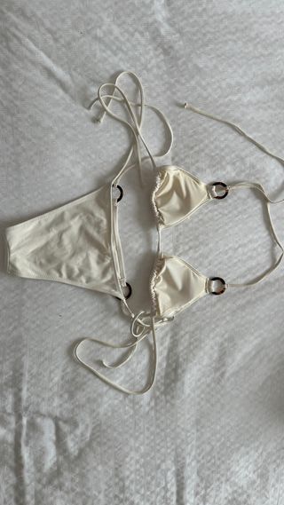 Bikini blanco con aros y lazos