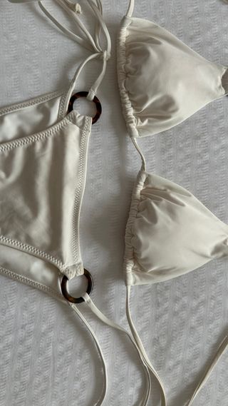 Bikini blanco con aros y lazos