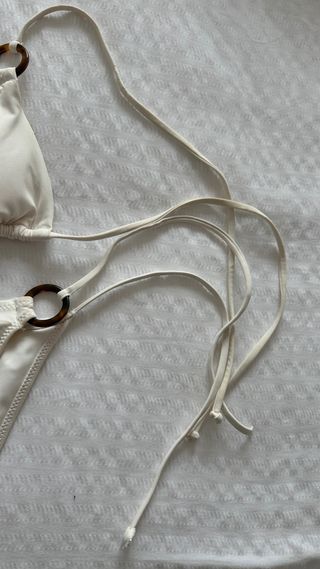 Bikini blanco con aros y lazos