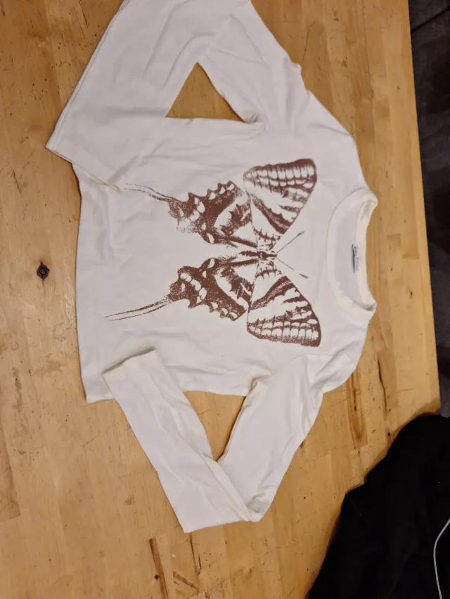 Camiseta Bershka mariposas M