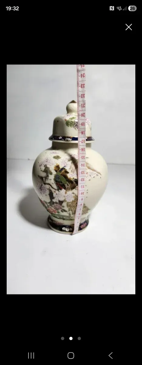 Jarrón oriental con tapa y sello