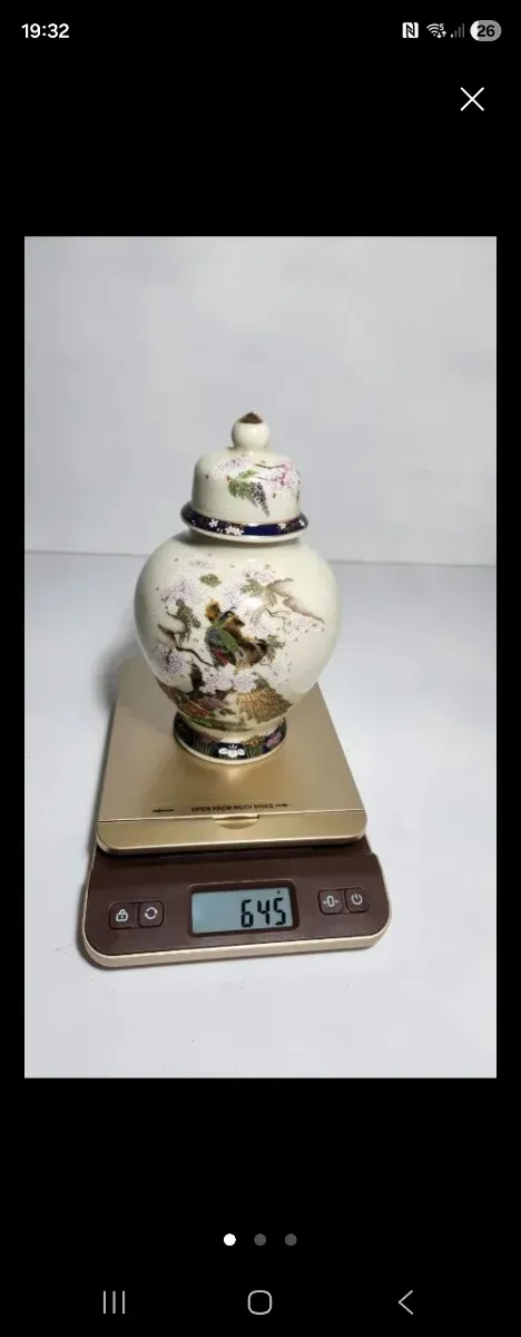 Jarrón oriental con tapa y sello