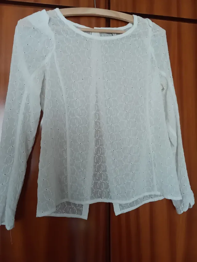 Camisa Maje blanca bordada.