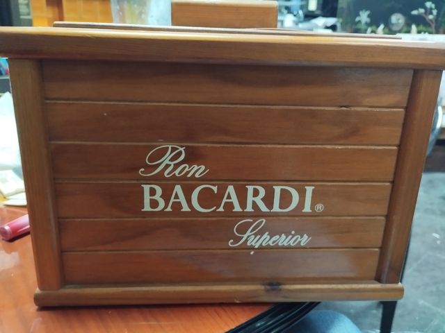 Cubitera de madera Ron Bacardi