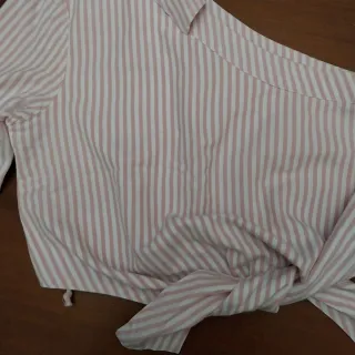 Camisa de rayas rosa y blanca