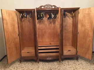 Guardaroba antico in legno massello