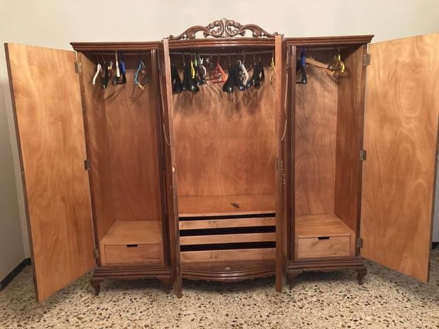 Guardaroba antico in legno massello