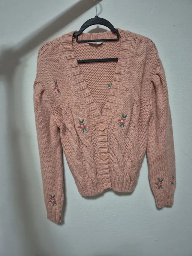 Cárdigan rosa tejido grueso con flores