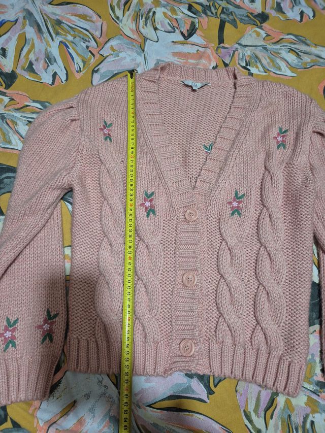 Cárdigan rosa tejido grueso con flores