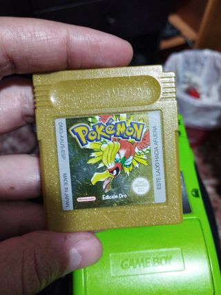 Game Boy Color + Pokémon Oro
