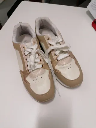 Zapatillas deportivas beige y blancas talla 40