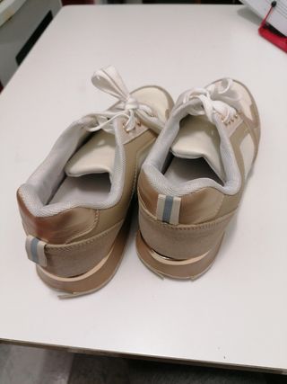 Zapatillas deportivas beige y blancas talla 40