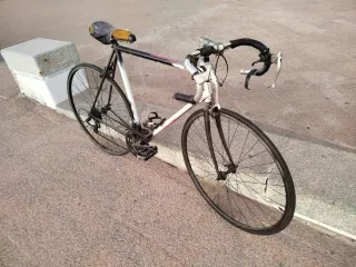 Bicicleta de carretera con cambios en manillar