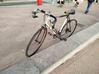 Bicicleta de carretera con cambios en manillar