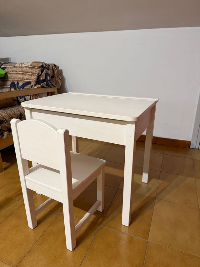 Escritorio y silla infantil IKEA