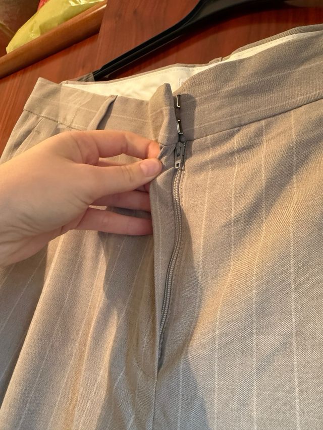 Pantalones Mango rayas beige