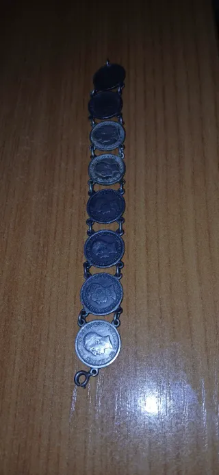 Pulsera de plata con monedas