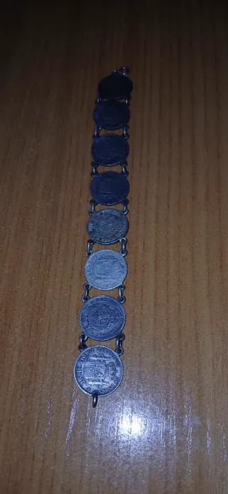 Pulsera de plata con monedas