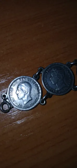 Pulsera de plata con monedas