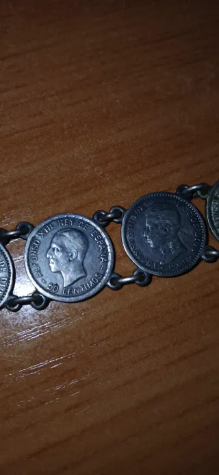 Pulsera de plata con monedas