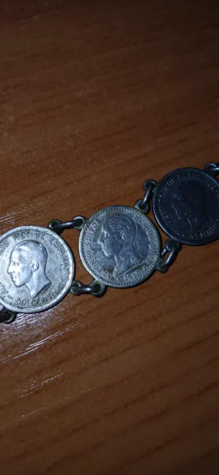 Pulsera de plata con monedas