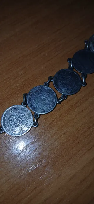 Pulsera de plata con monedas