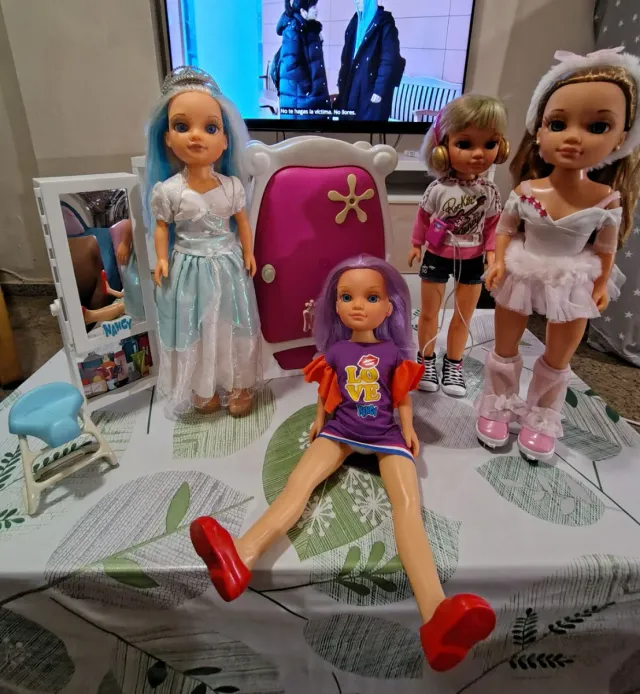 Nancy: lote de 4 muñecas, armario, tocador