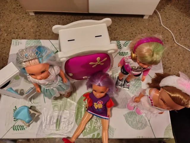 Nancy: lote de 4 muñecas, armario, tocador