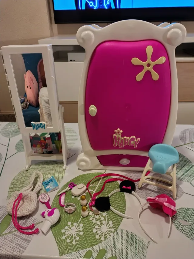 Nancy: lote de 4 muñecas, armario, tocador