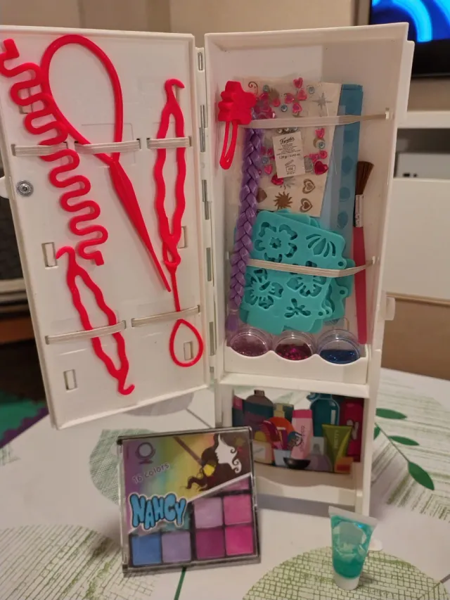 Nancy: lote de 4 muñecas, armario, tocador